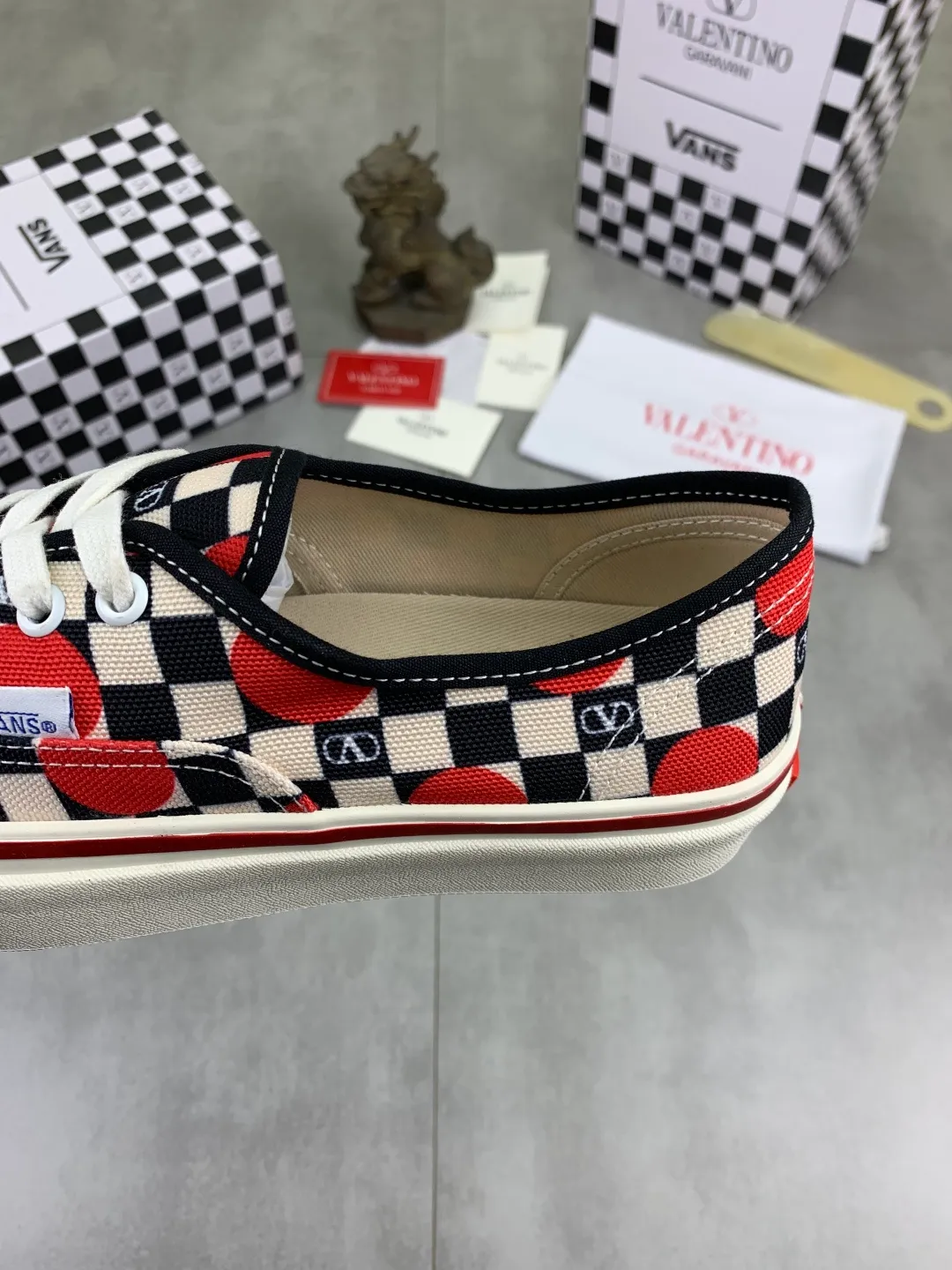 Men's shoes 💰P460 New Valentino❌Wans co-branded Valentino and Vans release new co-branded sneakers, integrating Valentino's Italian high-definition aesthetics and Vans's free and authentic spirit, giving classic shoes a personality that spans the ages. Many stars - Jolin Tsai. Yang Zi. Liu Wen. Ma Baiquan. Choi Soobin. freen. Song Zuer. JJ Lin. zel. Cecilia Cheung. shark. Xin Yunlai...Same style. Female model: 35-42 (41.42 is custom-made and non-refundable) Men's model: 39-46 (45.46 is custom-made and non-refundable)